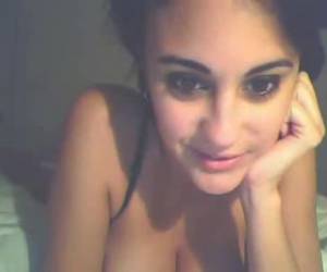 Ze heeft een leuke mannen leren kennen via solomio en op uitnodiging om te sex cammen op msn heeft hij stiekem dit filmpje van haar op genomen