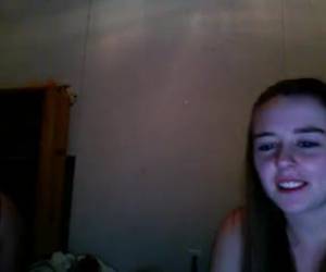 Tieners verdienen er geld bij met dansen voor de webcam. De klant kan voor een paar euro het meisje laten doen wat hij maar wil.
