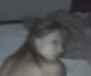 Het geile meisje op haar knietjes terwijl hij haar op zijn hondjes neemt. Een lekker wazig beeld. Amateurs die neuken met een mobieltje gefilmd.