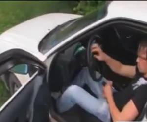 In de auto laat hij zijn stijve lul pijpen door het tiener meisje, waarna hij haar kale natte kut op de auto neukt.