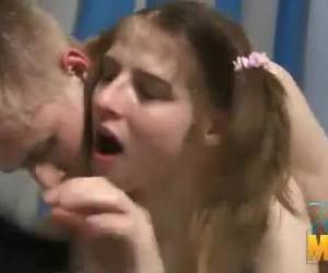 Trillend van geiligheid voelt het meisje hoe de jongen haar kale kutje beft, dan neukt hij met zijn stijve penis haar kale kutje hard en diep. Tussen door trekt en pijpt het meisje de stijve lul en likt aan zijn ballen, waarna hij haar weer neukt.
