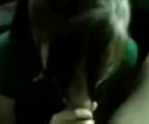 Tieners in deze tijd hebben al vroeg sex. En ze filmen het ook met hun telefoon. En daar kunnen wij dan weer van meegenieten. Een sexy tiener pijpt een stijve pik en krijgt zijn sperma in haar mooie gezicht.