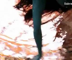 Twee naakt zwemmende meiden gefilmd
