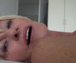 Geile oma laat zich filmen terwijl ze zich langzaam uitkleed en haar oude kut mastubeerd.