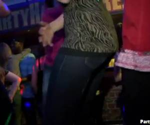 Deze nachtclub heeft een gigolo avond. Lekkere mannen waarmee je gratis sex mag hebben. Mooie vrouwen laten zich openlijk nemen in de nachtclub.