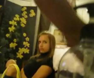 Hij filmt zij mastubeerd met een grote dildo, laat haar kut met zijn vuist neuken pijpt laat haar mond neuken en haar gezicht vol sperma spuiten.