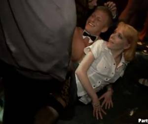 Tegen de bar op de dansvloer en in elk hoekje, pijpen de geile meiden de stijve lul van de strippers en worden met condoom om diep en hard geneukt in deze geile sexparty.