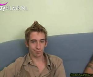 Jongen is in de studio om wat geld te verdienen met t maken van een filmpje. Aangezien hij alleen is, krijgt hij minder geld. Dat is een beetje teleurstellend, dus hij belt een vriend om mee te doen. Ze pikken hem op en na een gesprekje trekken ze hun bro