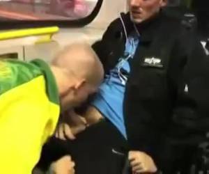 Deze homos houden van avontuurlijke buitensex. Zoals een gay blowjob in de metro of een footjob. Amateur , Gay blowjob in de bus