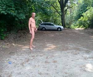 Naakt gay cruisen op de verkeerde plek levert deze rukkende homo alleen maar steelse blikken op. Amateur , Naakt gay cruisen op de verkeerde plek