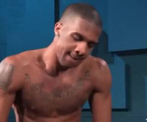 Sterke gespierde negers hebben gepassioneerde gay sex. Een gespierde kont eerst met een tong geneukt en daarna anaal met die lekkere grote zwarte pik. black & Interracial , Sterke gespierde negers hebben gepassioneerde gay sex