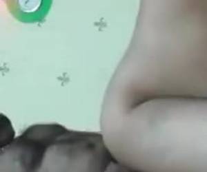 De mannen filmen zichzelf tijdens het anal neuken, zijn kleine penis neukt de anus van zijn vriend. Amateur , De mannen filmen zichzelf tijdens het anal neuken