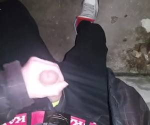 Terwijl hij zijn dikke lul aan het aftrekken is filmt hij tot hij klaar komt en sperma spuit. Amateur , Aftrekken en filmen tegeijk