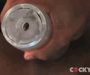 Lekkere zwarte bisex knul trekt aan zijn stijve pik. Ook een fleshlight gaat over zijn stijve en hij laat ook nog zijn strak kontje zien. black & Interracial , Lekkere zwarte bisex knul trekt aan zijn stijve pik