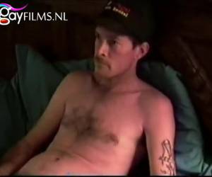 Net alsof dit filmpje stiekem is gemaakt. De countryboy zit op een hotelkamer te masturberen. En dat is best een lekkere snikkel daar in zijn handen. Solo , Best een lekkere snikkel op die countryboy