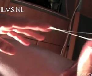 Zijn hand glijd soepel over de stijve lul en ballen, ooooh wat geniet de jongen van de aftrek beurt. Amateur , Een geile aftrek beurt in de caravan