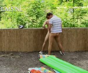 Het zonnetje gaat weer schijnen en de temperaturen stijgen, de lente is begonnen. De tijd van gay buitensex is weer aangebroken. Deze geile jongens pijpen en neuken lekker in de achtertuin. Bareback in de achteruitgang. Bareback , Het is nu officieel lent