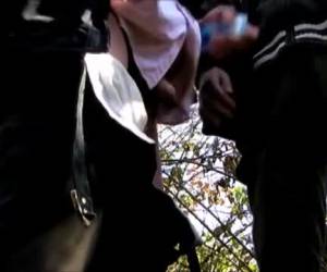 Een amateur gay sex cruising avontuur eindigt met een eenzijdig cumshot. Sperma druipt op de bos grond. Amateur , Sperma druipt op de bos grond