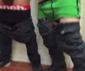 Samen fappen op het heren toilet gaat over in een gay trio waarin bareback anaal geneukt word. Amateur , Samen fappen op het heren toilet