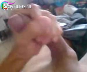 Met zijn broek naar beneden trekt de knul aan zijn glad geschoren stijve penis, en komt spuitend klaar. Vervolgens filmt hij met de webcam close up, hoe hij de laatste druppels sperma er uit perst. Solo , Trekkend aan zijn kromme lul filmt hij met de webc