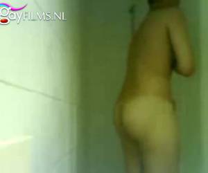 Zijn jongeheer word goed ingezeept onder de douche. Ook onder de voorhuid. Zijn lul netjes schoongespoeld word afgetrokken totdat hij zijn kwakkie richting de webcam spuit om even later op te likken. Solo , Inzepen en leeg spuiten van zijn jongeheer onder