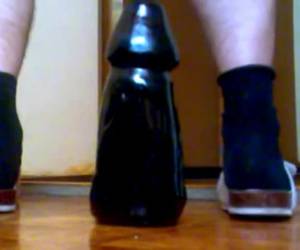 Homo plaatst zijn anus over een grote dildo en laat hem diep anaal naar binnen glijden.