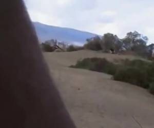 Voyeur filmt ouder stel dat geniet van buitensex. De man is haar kutje aan het vingeren wanneer een voorbijganger zich aansluit om te laten pijpen. Wanneer hij weg is gaat het stel lekker neuken.