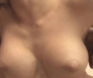 Als voorspel pijpt dit blondje zijn stijve lul in de auto, waarna ze bij hem thuis verder gaat tot hij klaar komt en de sperma op haar kut laat spuiten.