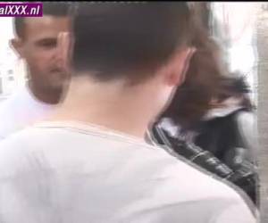 Na een wandeling ergens in Nederland belanden de drie in een steeg waar de twee heren haar topje omhoog doen, en haar tepels zuigen. En onder tussen een hand in haar broek doen en haar vingeren.