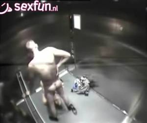 Ze weten dat ze gefilmd worden maar ze kleden zich toch uit, waarna zij de stijve lul een pijpbeurt geeft en hij haar tussen door neukt. Tot de lift open gaat en ze betrapt worden.Geil stel betrapt tijdens sex in de lift