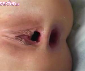 Kokhalzend laat ze haar mond neuken, vervolgens neukt zijn stijve lul haar kut en anus tot hij klaar komt en zij de sperma in haar mond laat spuiten.Kijk hoe hij de sperma in haar geile mond spuit