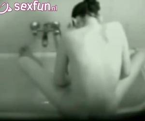 Zusje word stiekem gefilmd terwijl ze met zichzelf speelt in het bad.