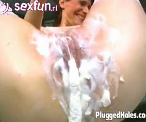 Een perverse slet die Mona. Ze stopt een slagroom spuit diep in haar geile kut. Perverse spelletjes is haar game. Ze spuit haar kut vol slagroom en spuit dan de slagroom weer uit haar kut.Mona speelt perverse spelletjes met een slagroomspuit in haar geile