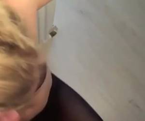 Zijn grote lul neukt de mond van zijn vrouw de vastgeketend zit aan de verwarming en filmt, hoe hij klaar komt en de sperma in haar gezicht spuit.Hij neukt de mond van zijn vrouw die vastgebonden zit