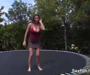 Sara Stone de bekende porno ster met haar dikke tieten laat zich normaal flink neuken maar tussen het neuken door springt ze het liefst op de trampoline.Trampoline springen