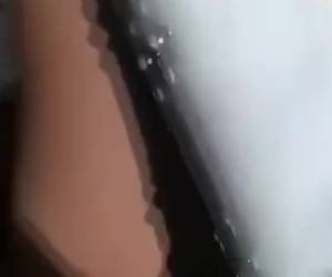 Het meisje pijpt en word anal en vaginaal geneukt terwijl ze gefilmd word in de buitenlucht.Het meisje pijpt en word anal en vaginaal geneukt