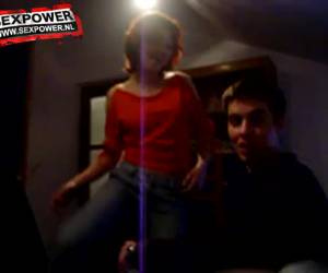 Een studentenfeestje word wild. Geile zigeunermeisjes gaan topless, tongzoenen en maken sensuele neukbewegingen. Dan gaat jammer genoeg de camera uit.