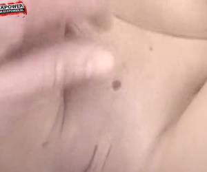 Sexy babe met grote nep tieten pijpt zijn lul, voordat hij haar kutje keihard begint te neuken. Dan steekt hij voorzichtig zijn harde lul in haar nauwe kontgaatje en neukt haar anaal.