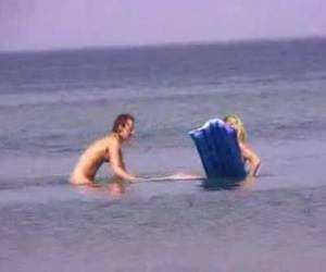 Deze geile sletjes hebben niet door dat ze stiekem opgenomen worden vanaf het strand. De meisjes zijn lekker naakt aan het spelen in het water en genieten van het mooie weer.