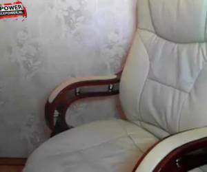 Een super sexy webcam babe vingert haar kale kutje.