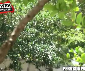 Eerst wordt ze gefilmd als ze hem pijpt in de auto, dan staat hij buiten met een harde lul. Die ze pijpt waarna hij haar hoofd vast houd en haar mondje neukt, om vervolgens haar kut te neuken.