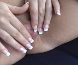 Geile milf mastubeerd haar kale kut in de buitenlucht tot e een orgasme krijgt.