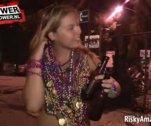 Grote borsten kleine borsten harde tepels tepels met piercing het maakt niet uit, je kunt ze allemaal zien voor een kralen ketting.