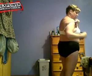 De camera draait als zijn vrouw naakt uit de douche komt, hij filmt haar dikke hang tieten en grote blote kont terwijl ze zichzelf aan kleed.