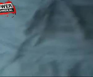 Met de glazen dildo mastubeerd de geile slet haar kale kut en anus, dan stopt haar vriendje zijn grote lul in haar kut en neukt haar. Vervolgens trekt hij zich boven haar gezicht af en laat de lading sperma tegen haar gezicht uit een spatten, tot haar gez