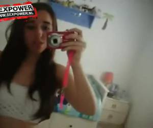 Nu maar hopen dat haar ouders dit beetje stoute filmpje nooit zien. Een sexy brunette tienermeisje filmt zichzelf sexy dansend.