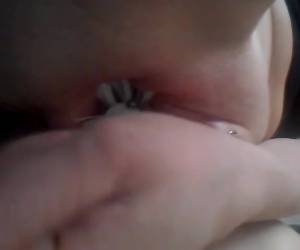 Pijn slet neukt haar kut met pleeborstel. En schrobt haar geile doos hard schoon. Pijn slet neukt haar kut met pleeborstel