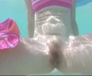 Dit amateurkoppel test de onderwatercamera door in zee een stiekeme onderwater striptease te geven. Een harig kutje onthuld. Een stiekeme onderwater striptease