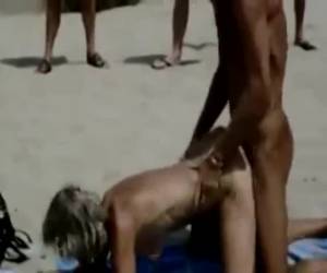 Als een geile teef geneukt voor publiek op een vol strand