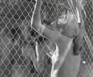 Voordat Angelina Jolie een hollywoord ster was heeft ze ook wat andere dingen gedaan. Zoals deze film waarin Angelina Jolie helemaal naakt gaat. Angelina Jolie naakt